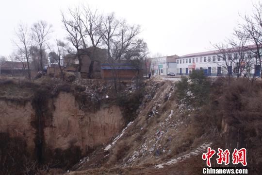 圖為未填黃土之前的安家寺大溝。慶城縣委外宣辦供