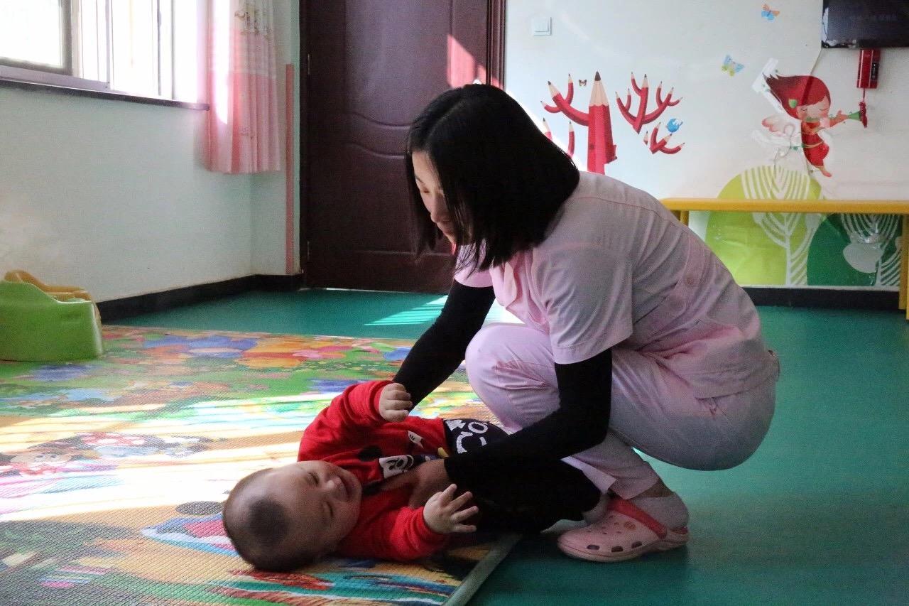 以愛(ài)之名，90后女孩重回福利院