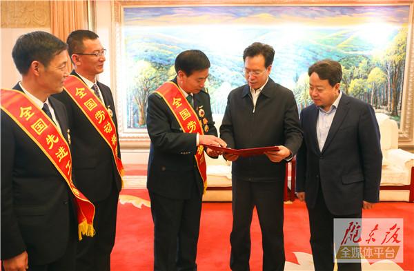 慶陽市3名全國勞動模范和先進(jìn)工作者載譽歸來！贠建民盧小亨親切會見