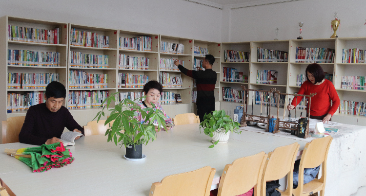 居民在社區(qū)城市書吧看書、繪畫。  通訊員  郭芳  攝  
