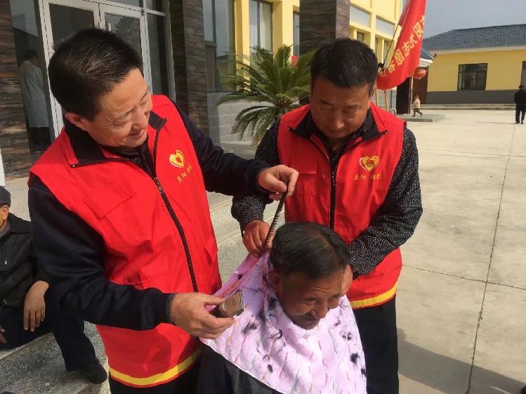 慶陽市陽光志愿者協(xié)會志愿者在什社敬老院給老人理發(fā)。  通訊員  陽光  攝  