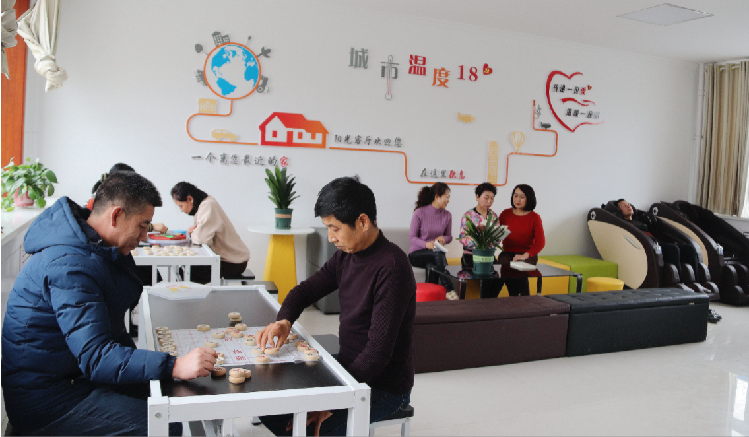 市民在東大街社區(qū)陽光客廳休閑娛樂。  通訊員  郭芳  攝  