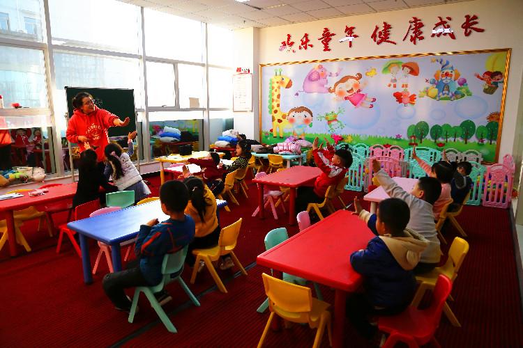 麗景幼兒園學(xué)生在合水東路社區(qū)的“四點半課堂”做互動游戲。  通訊員  翟娜娜  攝  