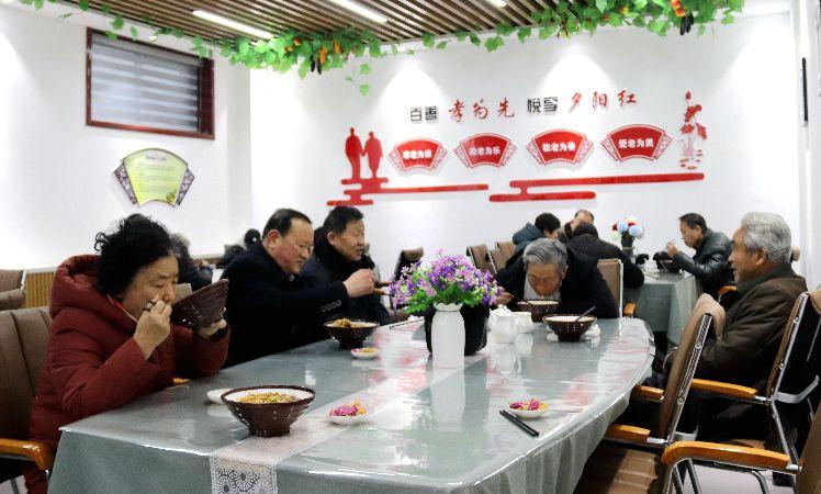 南苑路社區(qū)，老人在“老年餐桌”就餐。  通訊員  耿洋洋  攝  