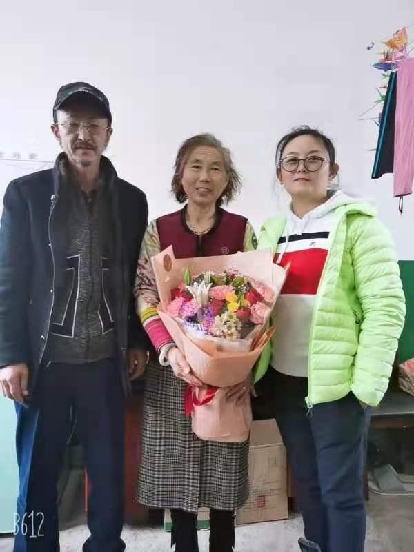 李桂芝和女兒牟鯤鵬、丈夫張順在一起