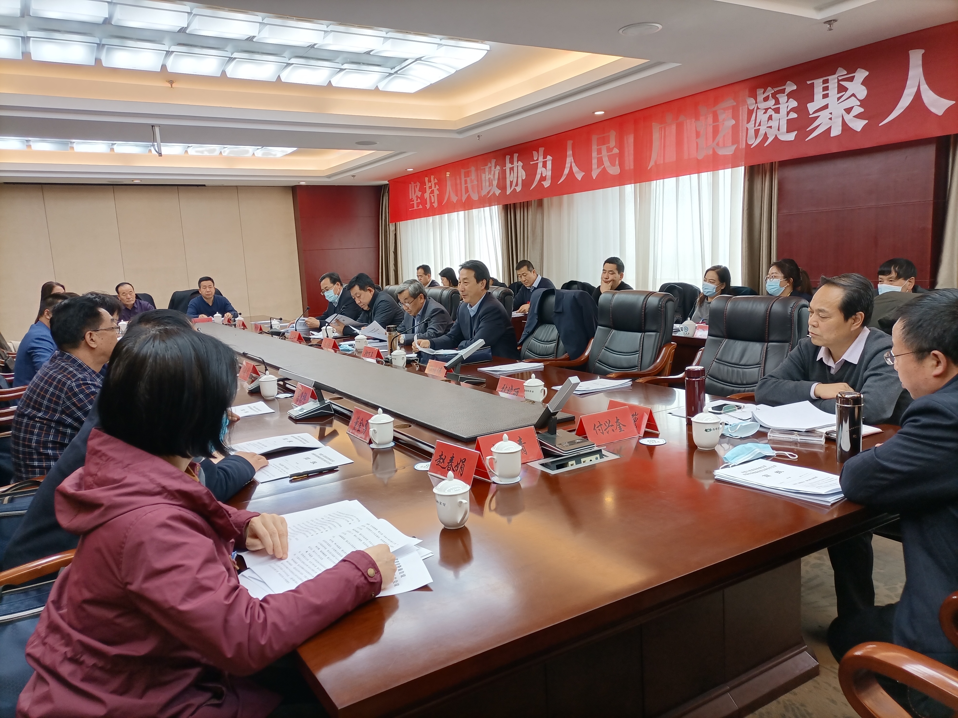 市政協(xié)委員繼續(xù)分組討論市委書記講話和相關(guān)報(bào)告。