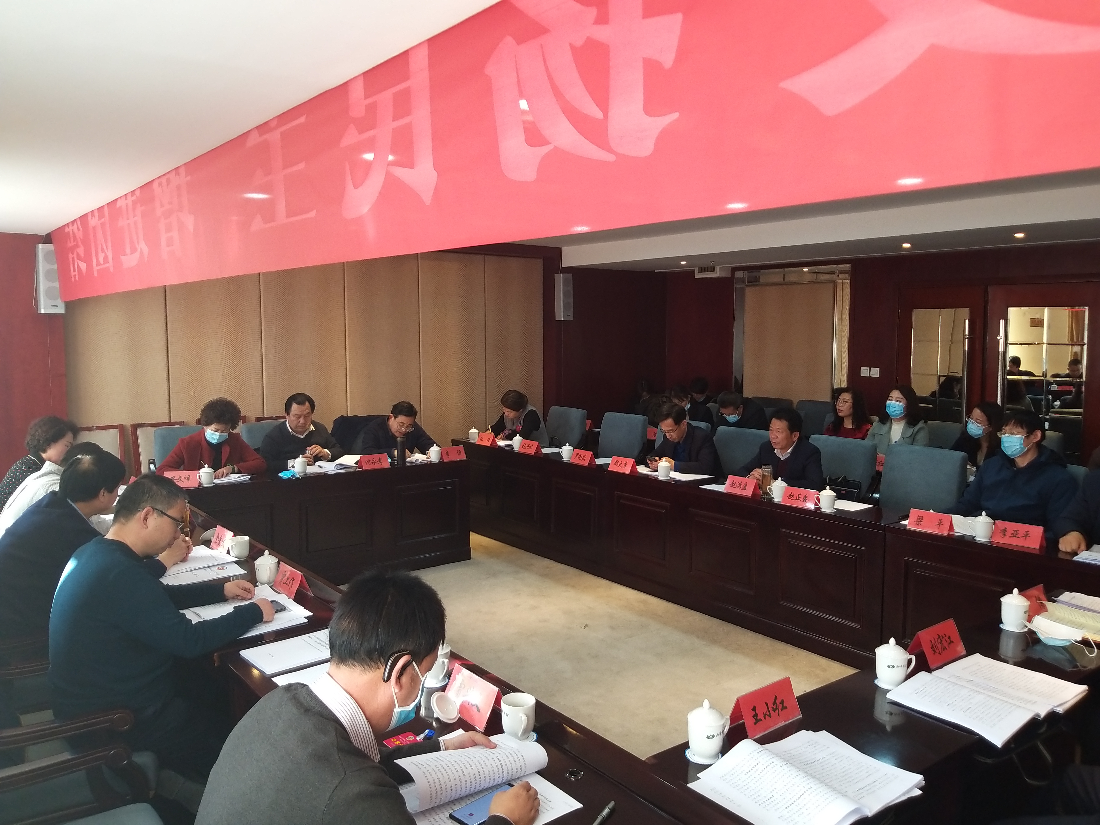 市政協(xié)委員繼續(xù)分組討論市委書記講話和相關(guān)報(bào)告。