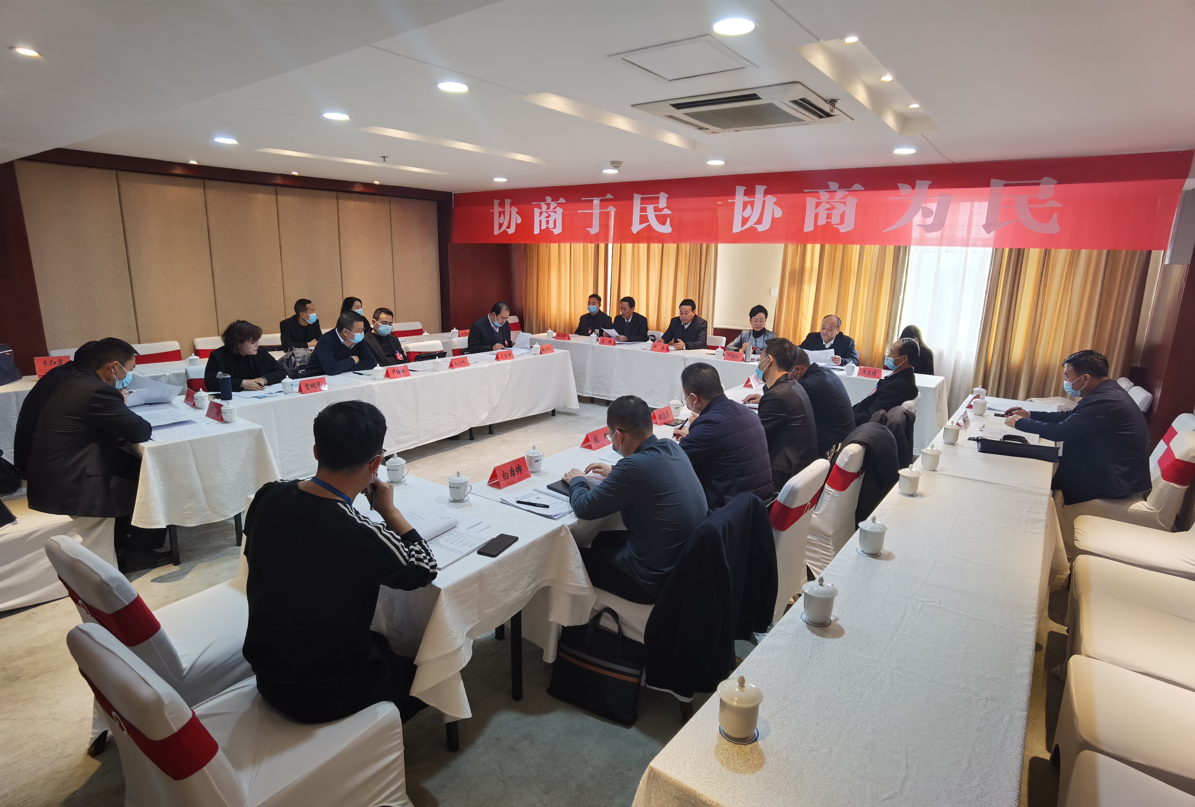 市政協(xié)委員繼續(xù)分組討論市委書記講話和相關(guān)報(bào)告。