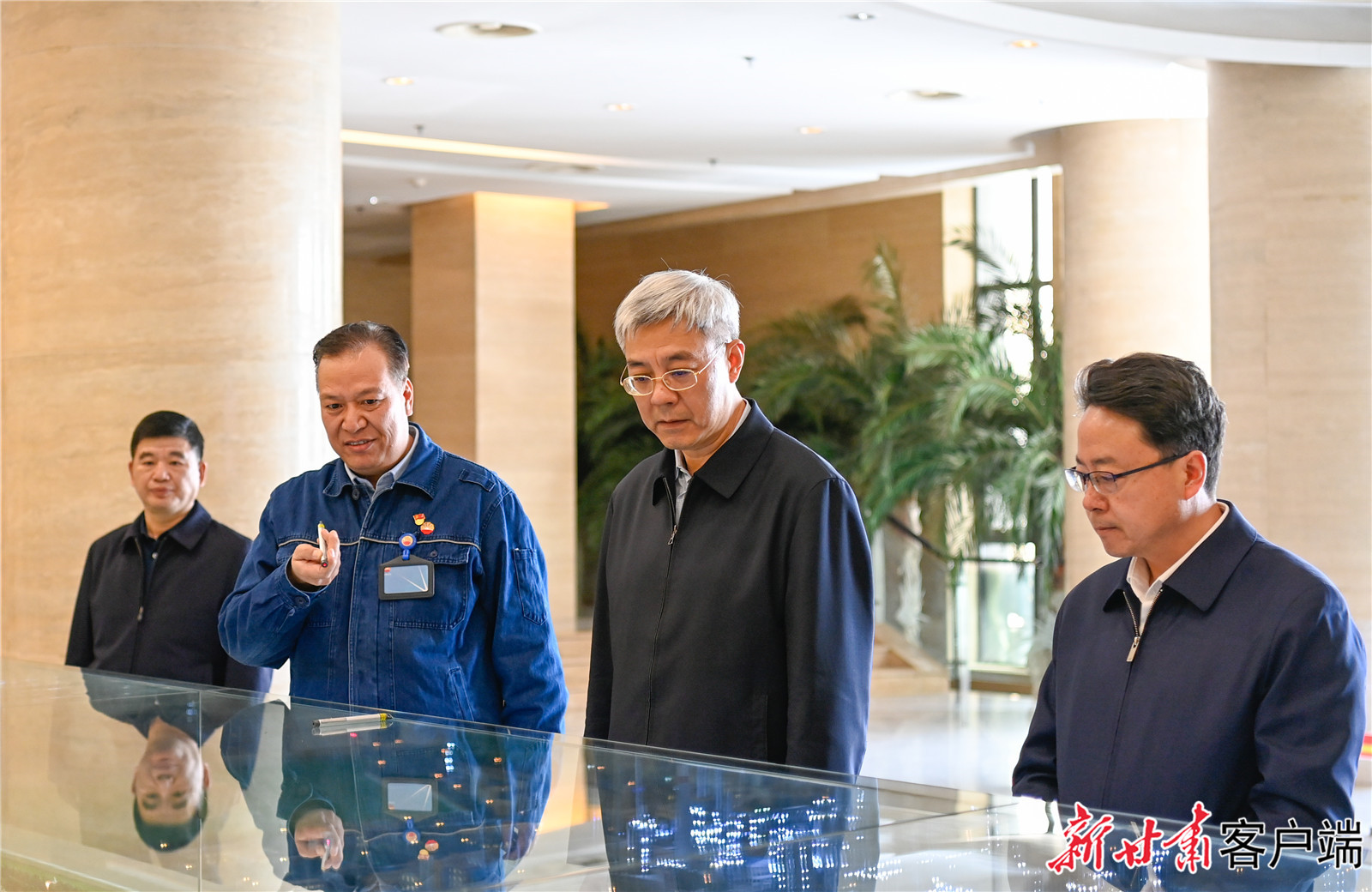 尹弘在慶陽(yáng)市調(diào)研指導(dǎo)工作時(shí)強(qiáng)調(diào)：立足資源稟賦打造特色產(chǎn)業(yè)集群，奮發(fā)有為推動(dòng)革命老區(qū)振興發(fā)展