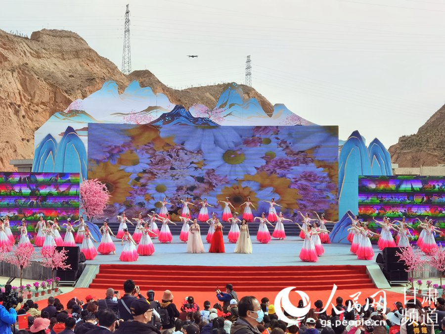第38屆蘭州桃花旅游節(jié)開幕式上的舞蹈表演。 人民網 高翔攝