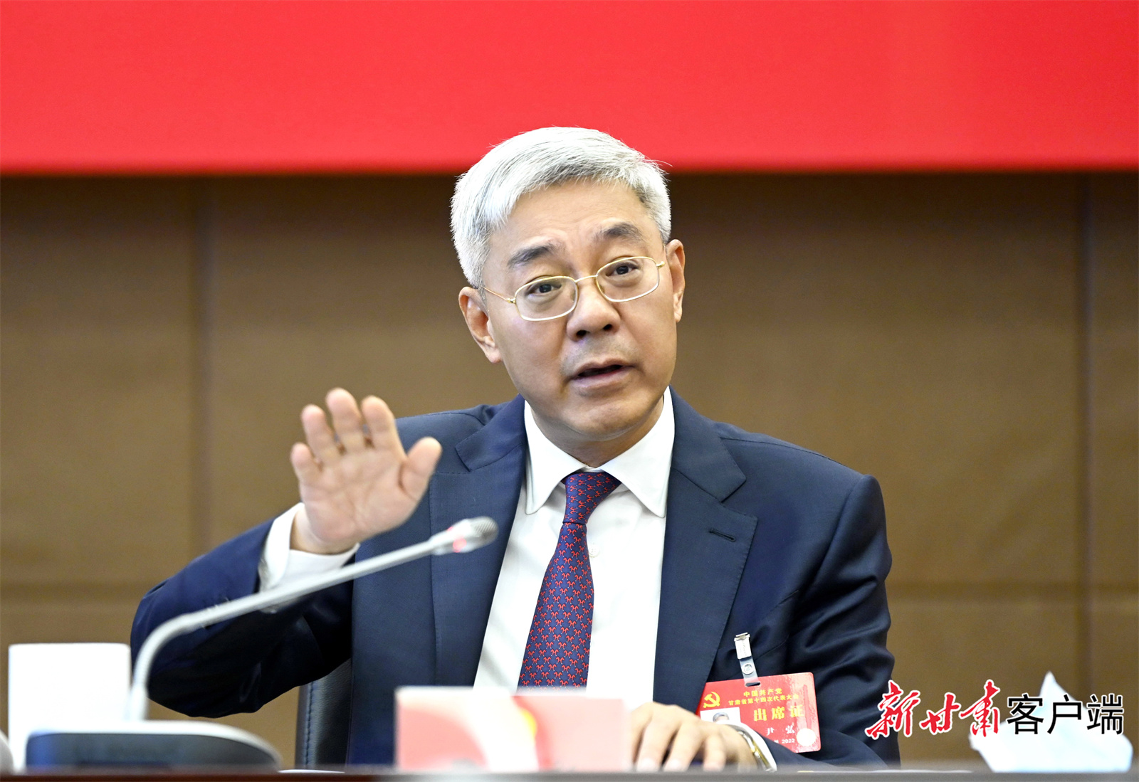尹弘?yún)⒓游渫写韴F討論時強調：找準功能定位，發(fā)揮比較優(yōu)勢，積極融入“一核三帶”區(qū)域發(fā)展格局