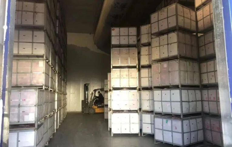 恒溫保鮮冷藏庫里存放的裝滿蘋果的果筐。