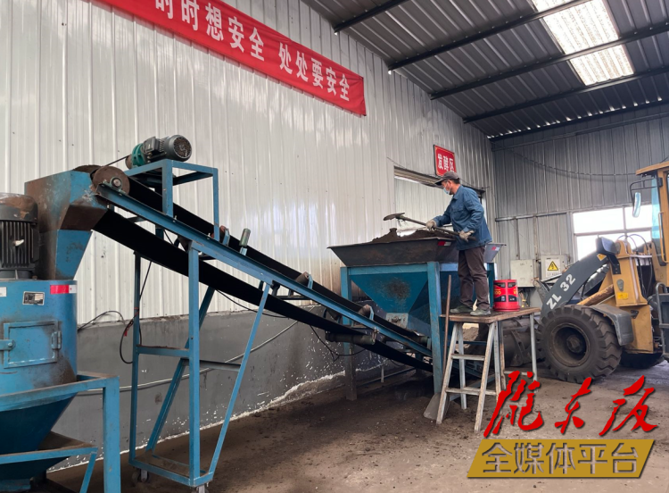 合水縣充分利用當(dāng)?shù)匦笄菁S便及秸稈回收的有機肥料“變廢為肥”。本報記者 劉萍凝 攝