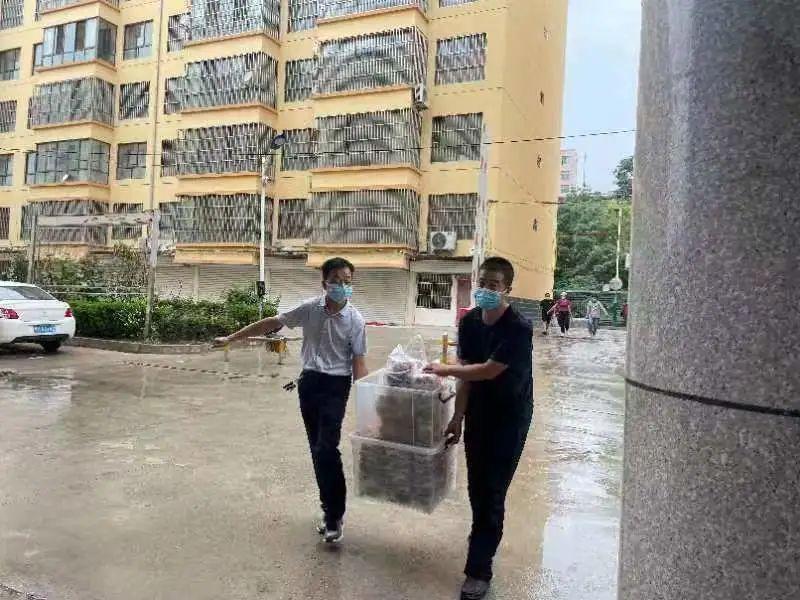 看到路邊的醫(yī)護(hù)人員，鎮(zhèn)原這對(duì)80后夫妻果斷做了一個(gè)決定！