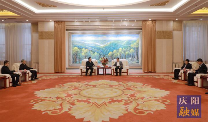 黃澤元與長慶油田分公司執(zhí)行董事、黨委書記李戰(zhàn)明和總經(jīng)理、黨委副書記余浩杰一行座談