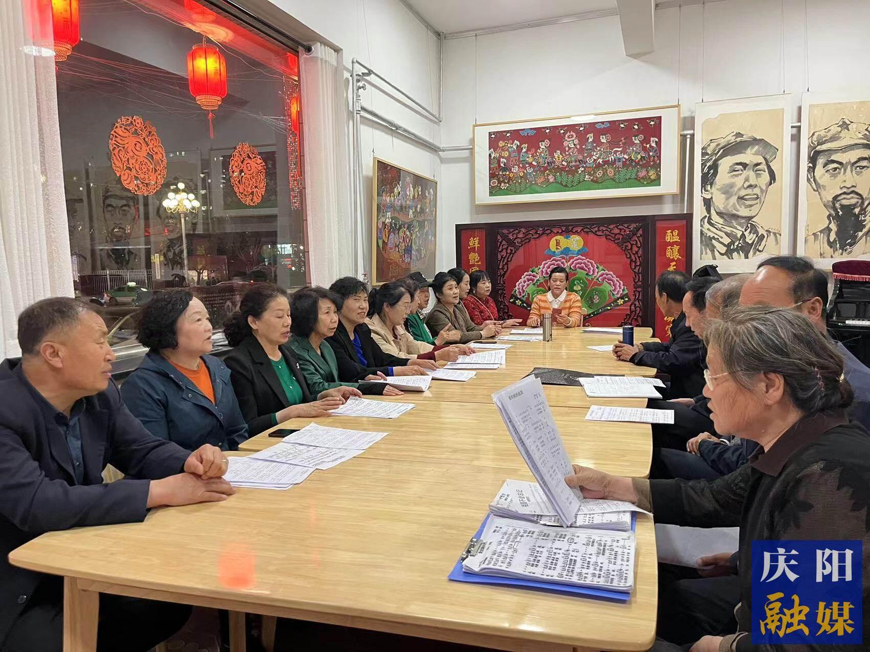 華池縣文化館民歌合唱團(tuán)的成員在練習(xí)隴東民歌。
