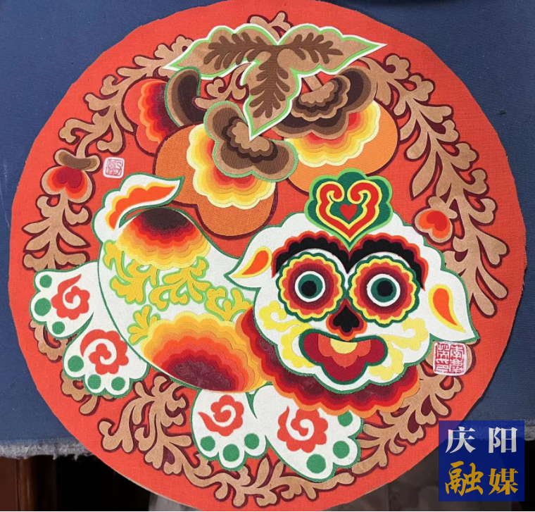 李慶英創(chuàng)作的布貼畫作品。