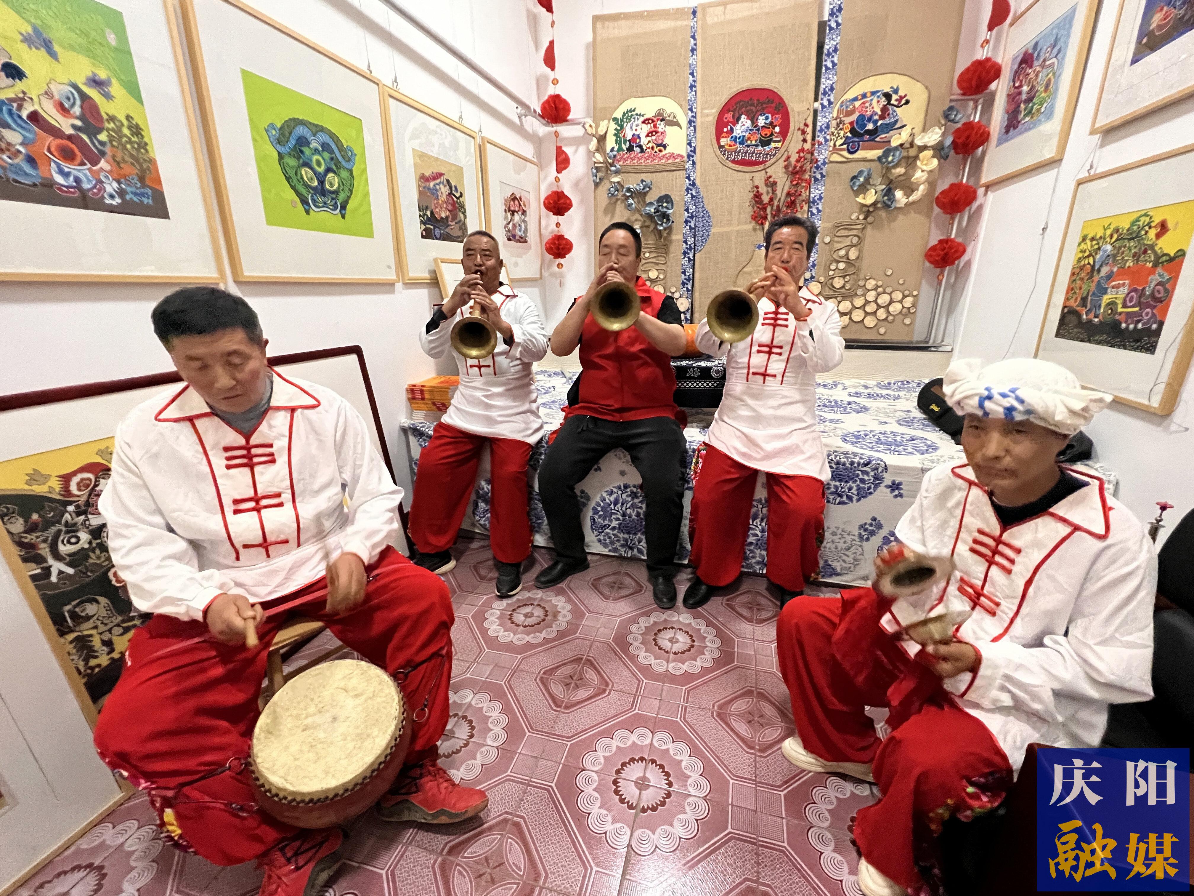 高小兵（左三）和同伴在練習(xí)吹嗩吶。