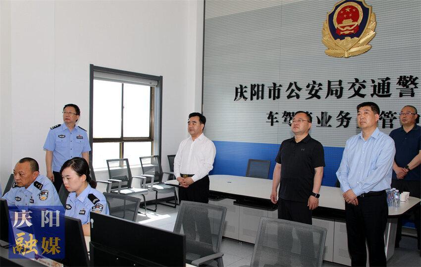 黃澤元在調(diào)研道路交通安全和運(yùn)輸執(zhí)法領(lǐng)域?qū)ｍ椪吻闆r時強(qiáng)調(diào) 高度警醒 綜合施策 突出重點 注重實效 全力提升道路交通安全管理水平