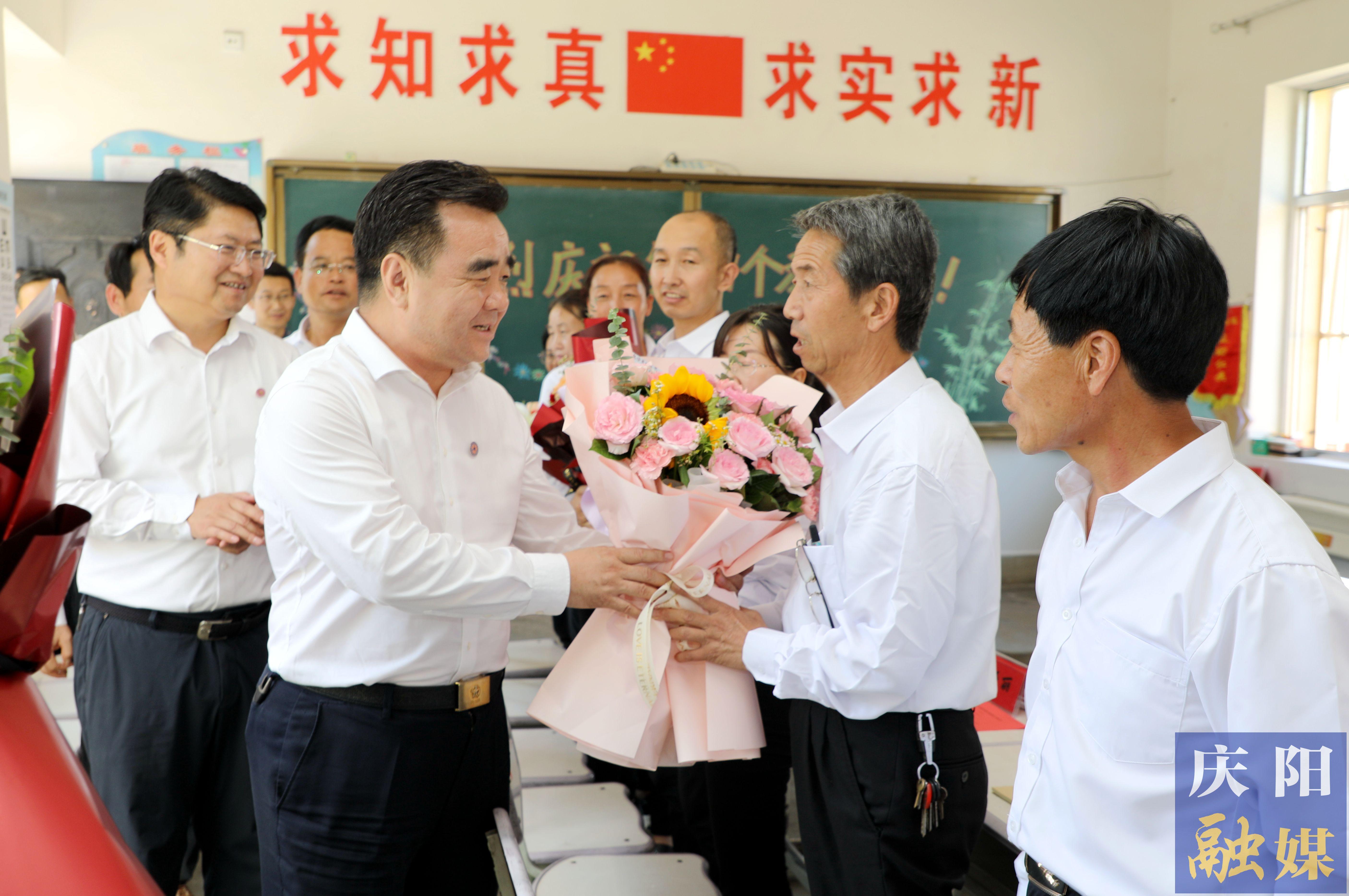 黃澤元在鎮(zhèn)原縣屯字鎮(zhèn)田嶺小學走訪慰問一線教師 勉勵大家擔當教育使命，當好美麗園丁，引領(lǐng)鄉(xiāng)村文化，努力培養(yǎng)德智體美勞全面發(fā)展的社會主義建設者和接班人