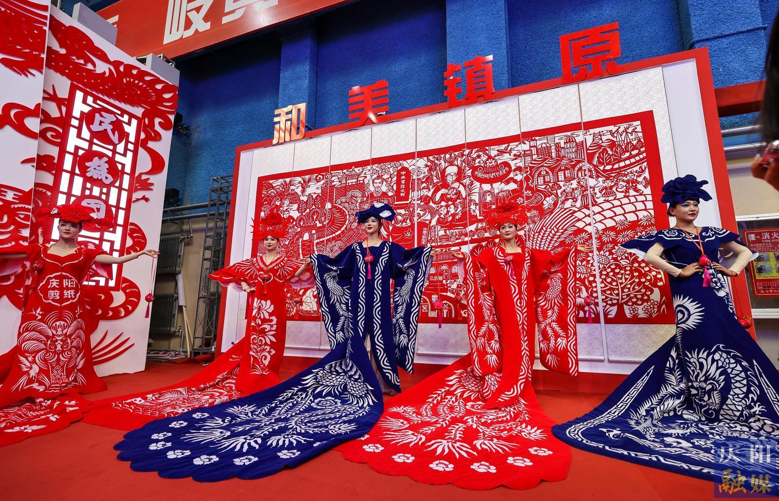 【攝影報道】香包、刺繡、剪紙……慶陽民俗文化精品展區(qū)中哪些展品驚艷到你