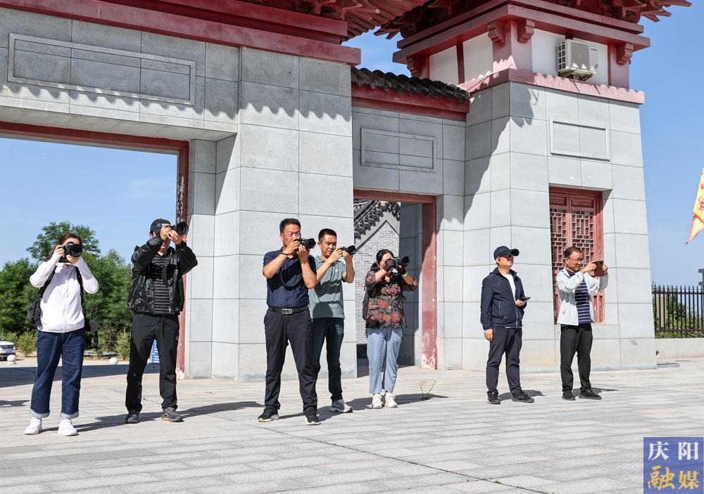 【攝影報道】甘肅省現(xiàn)代攝影學(xué)會在正寧縣開展采風活動