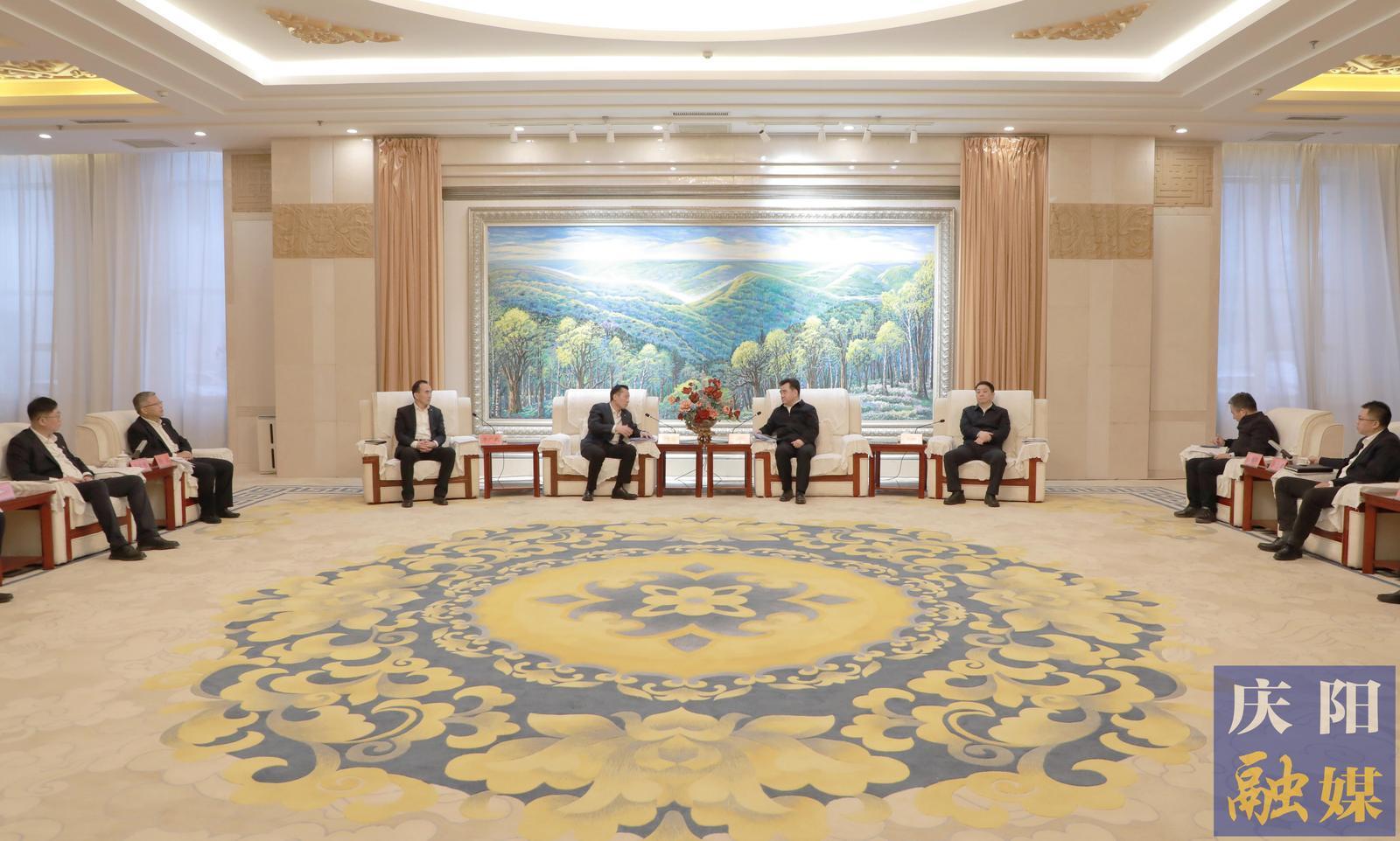 黃澤元周繼軍與中國(guó)鐵塔甘肅省分公司黨委書(shū)記、總經(jīng)理戴海兵一行座談