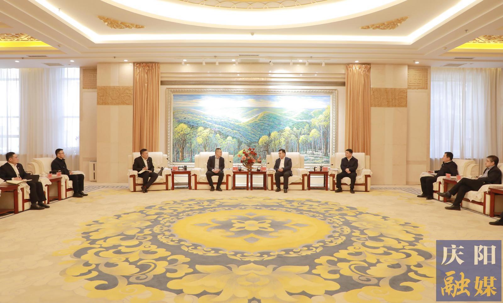 黃澤元周繼軍與中國(guó)農(nóng)業(yè)發(fā)展銀行甘肅省分行黨委書(shū)記、行長(zhǎng)金雷一行座談