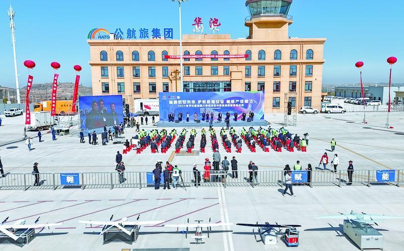 2025數(shù)字中國創(chuàng)新大賽·低空經(jīng)濟(jì)賽道·特別報(bào)道丨無人機(jī)秒變“巡檢尖兵”！全國首次油田巡檢挑戰(zhàn)賽在慶陽舉行