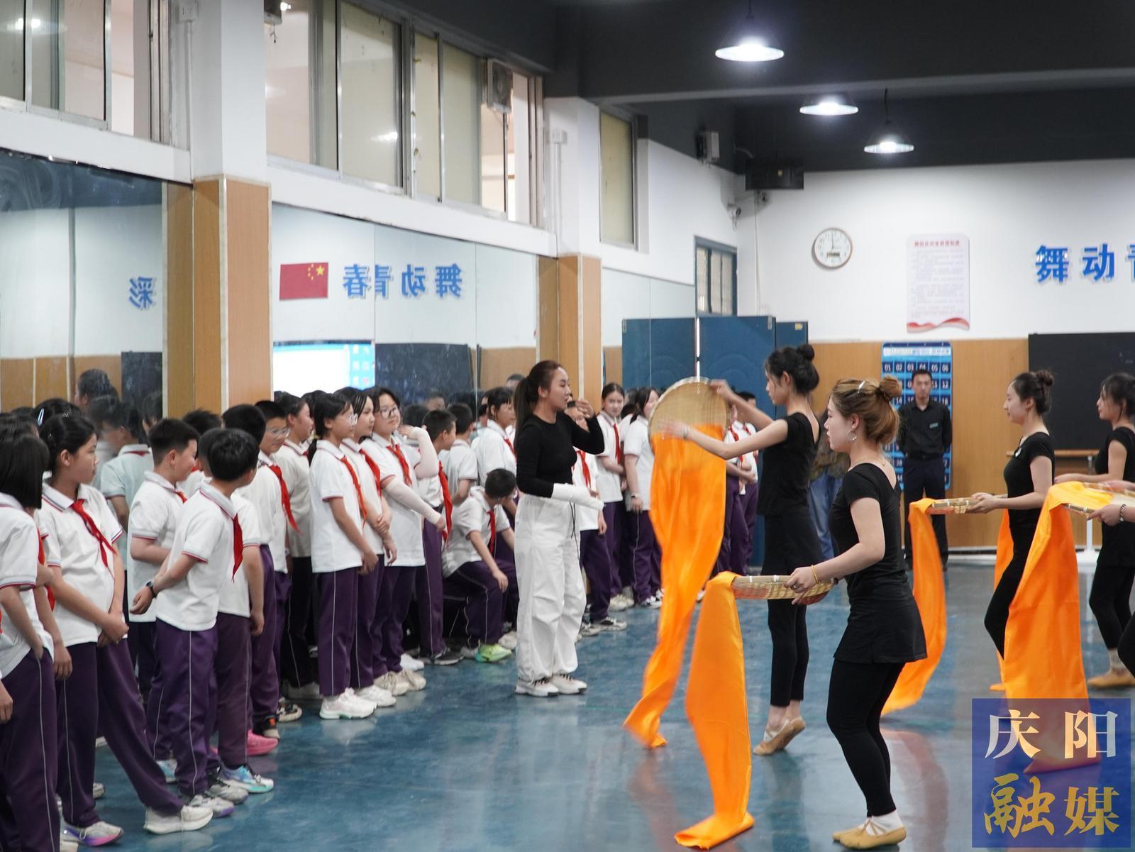 【2025年職業(yè)教育活動(dòng)周】慶陽(yáng)市8所中小學(xué)在慶陽(yáng)職業(yè)技術(shù)學(xué)院開展職業(yè)體驗(yàn)活動(dòng)