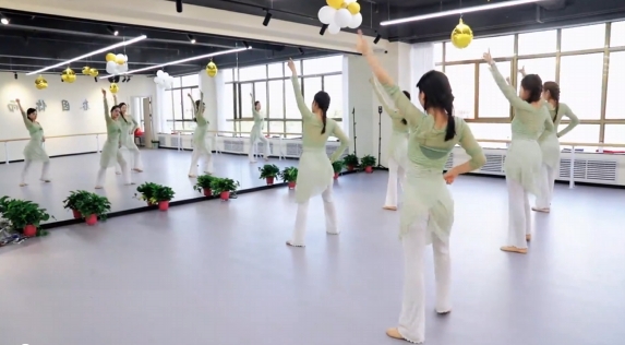 歷經(jīng)十余載風雨兼程，夢玉女子藝術(shù)團在各界關(guān)懷下茁壯成長