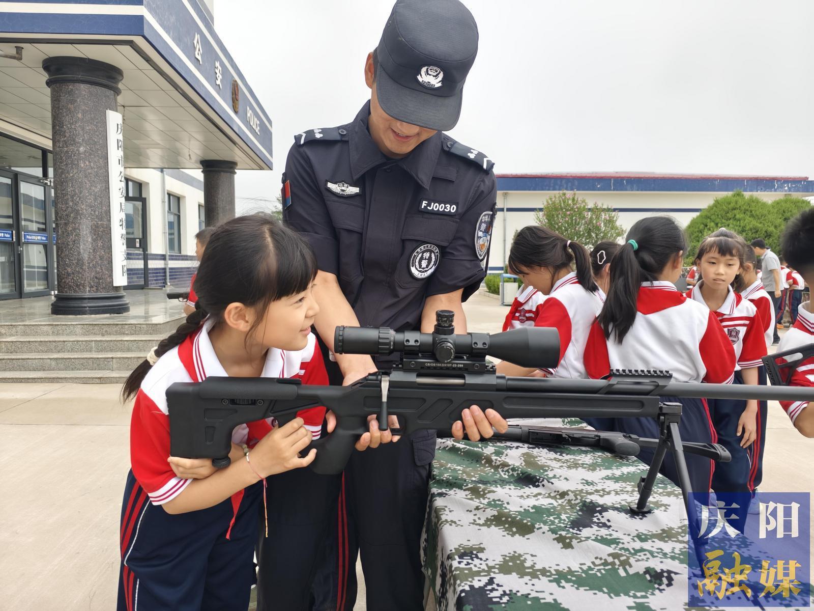 慶陽(yáng)市少年警校“紅領(lǐng)巾進(jìn)警營(yíng)”實(shí)踐體驗(yàn)營(yíng)活動(dòng)開(kāi)展