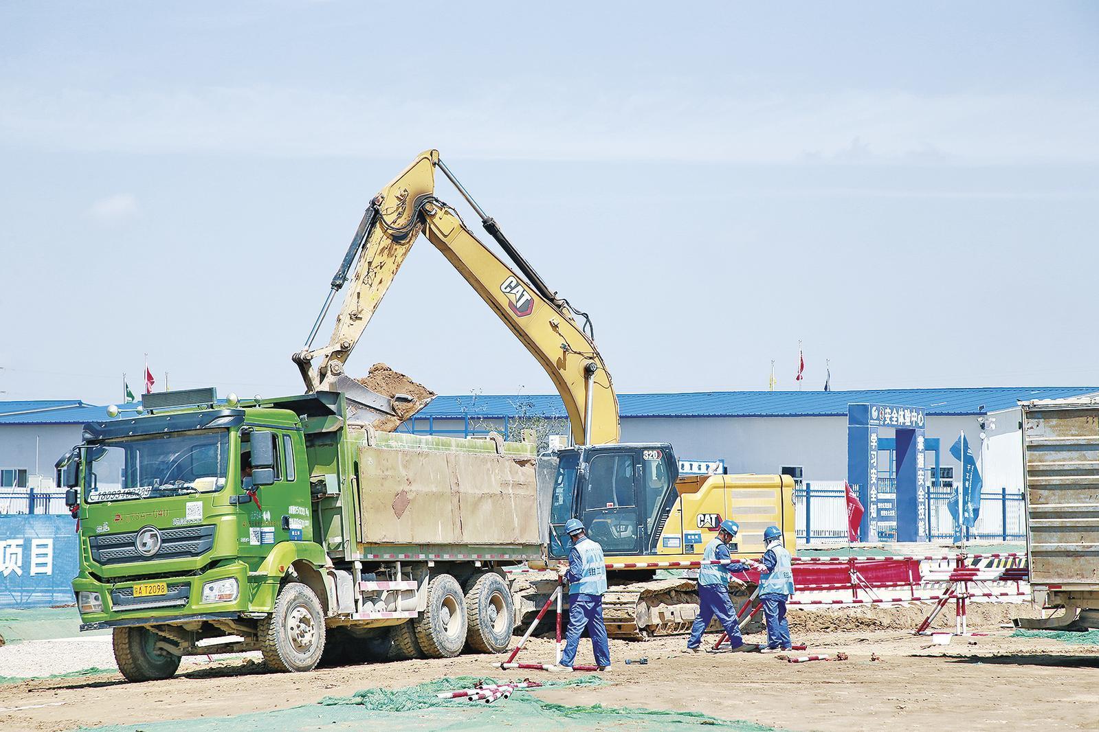 近日，位于寧縣早勝鎮(zhèn)的甘能化（慶陽）2×660MW煤電項目建設(shè)如火如荼。