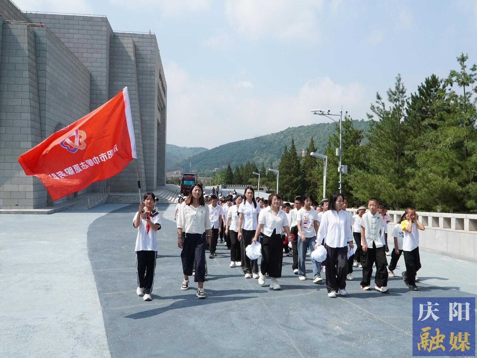 慶陽市婦聯(lián)開展“愛心媽媽伴成長 南梁薪火暖童心”暑期紅色研學(xué)活動(dòng)