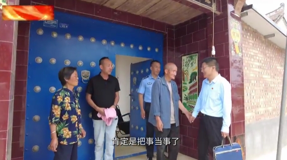 【慶陽(yáng)榜樣】李鵬飛：把群眾的事當(dāng)成自己的事他能在凌晨?jī)牲c(diǎn)提著水桶沖向火場(chǎng)救出11條人命；他能為一樁積怨16年的鄰里糾紛上門調(diào)解9次；他能讓刑滿釋放人員重新找到生活的希望。他就是寧縣中村鎮(zhèn)政府信訪和矛盾糾紛調(diào)處干部李鵬飛